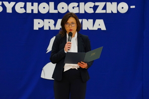 Ślubowanie uczniów klasy policyjnej i psychologiczno prawnej w szkole na sali gimnastycznej, gdzie uczestniczą w niej również zaproszeni goście oraz rodzice