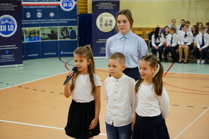 Ślubowanie uczniów klasy policyjnej i psychologiczno prawnej w szkole na sali gimnastycznej, gdzie uczestniczą w niej również zaproszeni goście oraz rodzice