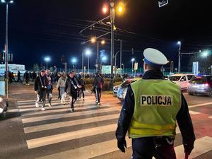 Policjanci podczas zabezpieczenia przemieszczania się kibiców w rejonie stadionu.