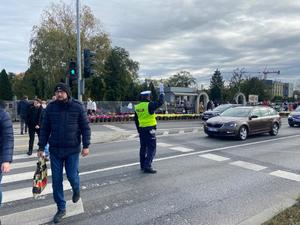 Policjanci podczas kierowania ruchem w rejonie cmentarzy