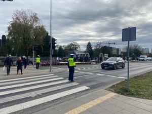 Policjanci podczas kierowania ruchem w rejonie cmentarzy