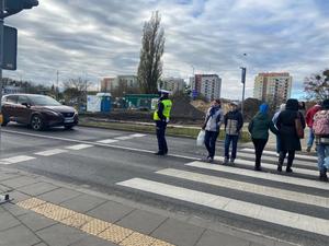 Policjanci podczas kierowania ruchem w rejonie cmentarzy