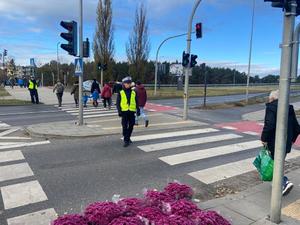 Policjanci podczas kierowania ruchem w rejonie cmentarzy