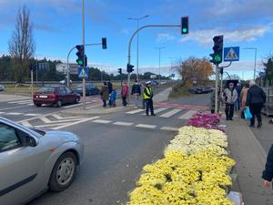 Policjanci podczas kierowania ruchem w rejonie cmentarzy