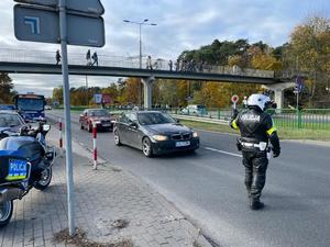 Policjanci podczas kierowania ruchem w rejonie cmentarzy