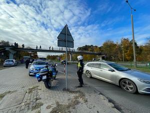 Policjanci podczas kierowania ruchem w rejonie cmentarzy