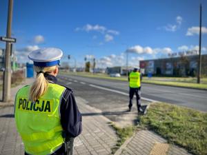 Policjanci na drodze, w trakcie pomiaru prędkości kierujących pojazdami