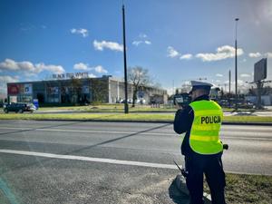 Policjanci na drodze, w trakcie pomiaru prędkości kierujących pojazdami