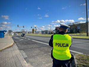 Policjanci na drodze, w trakcie pomiaru prędkości kierujących pojazdami