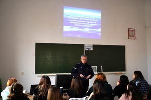 Policjant w trakcie zajęć ze studentami UKW