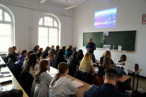 Policjant w trakcie zajęć ze studentami UKW