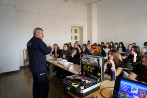 Policjant w trakcie zajęć ze studentami UKW