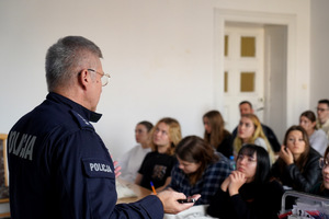 Policjant w trakcie zajęć ze studentami UKW