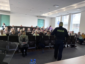 Policjant w trakcie spotkania z seniorami w Wyższej Szkole Gospodarki