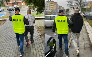 Policjant prowadzi zatrzymanego mężczyznę.