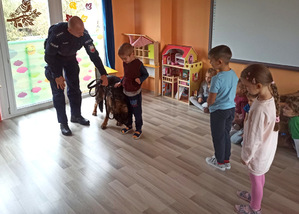 Dzieci podczas spotkania z policjantami
