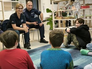 POLICJANCI I UCZNIOWIE PODCZAS ZAJĘĆ.