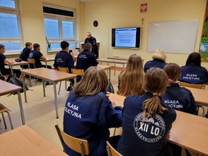 Uczniowie klas mundurowych w trakcie zajęć z policjantem