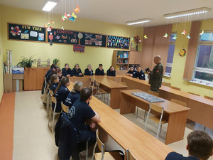 Uczniowie klas mundurowych w trakcie zajęć z żołnierzem
