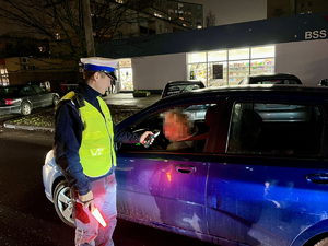 Policjanci Wydziału Ruchu Drogowego w trakcie kontroli trzeźwości kierujących na drodze