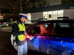 Policjanci Wydziału Ruchu Drogowego w trakcie kontroli trzeźwości kierujących na drodze