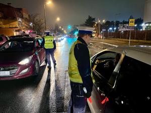 Policjanci Wydziału Ruchu Drogowego w trakcie kontroli trzeźwości kierujących na drodze