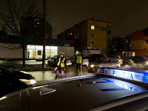 Policjanci Wydziału Ruchu Drogowego w trakcie kontroli trzeźwości kierujących na drodze