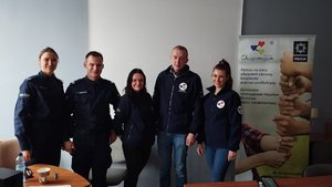 wspólne zdjęcie policjantów i przedstawicieli fundacji