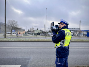 Policjanci w trakcie działań na drodze