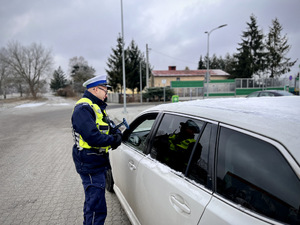 Policjanci w trakcie działań na drodze