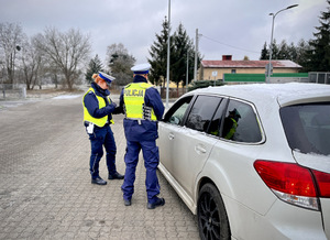 Policjanci w trakcie działań na drodze