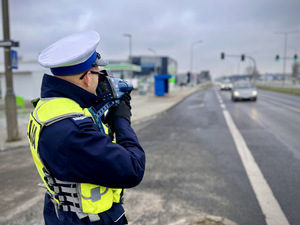 Policjanci w trakcie działań na drodze