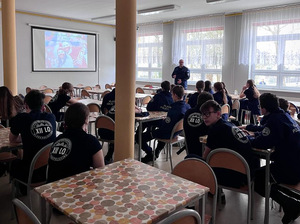 Policjant w trakcie zajęć z uczniami