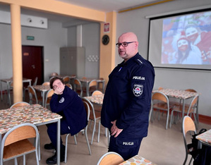 Policjant w trakcie zajęć z uczniami