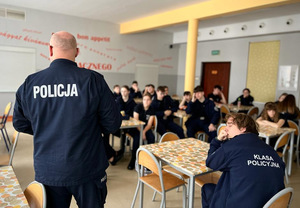 Policjant w trakcie zajęć z uczniami