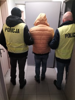 policjanci prowadzą zatrzymanych