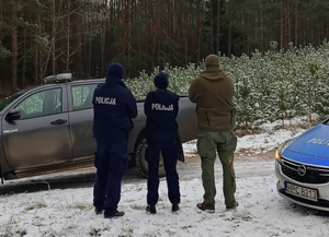 Policjanci wraz z leśniczym podczas kontroli lasu.