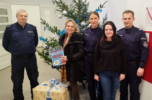 Policjanci Komendy Miejskiej Policji w Bydgoszczy wraz z przedstawicielką stowarzyszenia &quot;Łatwo Pomagać&quot;