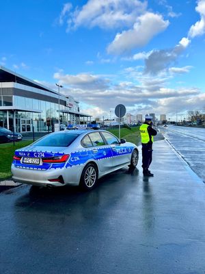 Policjanci podczas służby na drogach.