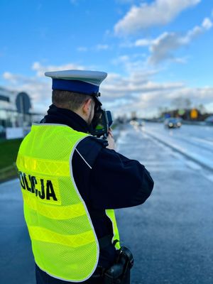 Policjanci podczas służby na drogach.