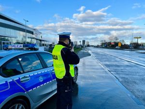 Policjanci podczas służby na drogach.