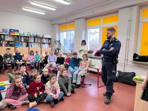 policjanci i dzieci podczas spotkania