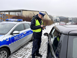 Policjant Wydziału Ruchu Drogowego w trakcie działań na drodze, w związku z akcją &quot;Niechroniony Uczestnik Ruchu Drogowego&quot;