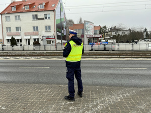 Policjant Wydziału Ruchu Drogowego w trakcie działań na drodze, w związku z akcją &quot;Niechroniony Uczestnik Ruchu Drogowego&quot;