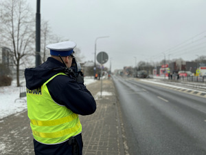 Policjant Wydziału Ruchu Drogowego w trakcie działań na drodze, w związku z akcją &quot;Niechroniony Uczestnik Ruchu Drogowego&quot;