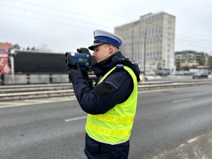 Policjant Wydziału Ruchu Drogowego w trakcie działań na drodze, w związku z akcją &quot;Niechroniony Uczestnik Ruchu Drogowego&quot;