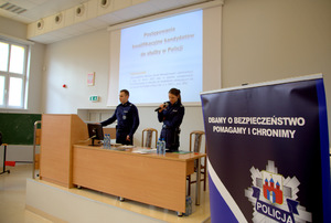Policjanci w trakcie spotkania ze studentami