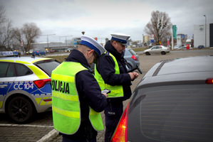 Policjanci w trakcie działań na drodze