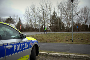 Policjanci w trakcie działań na drodze