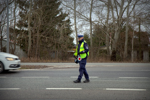 Policjanci w trakcie działań na drodze